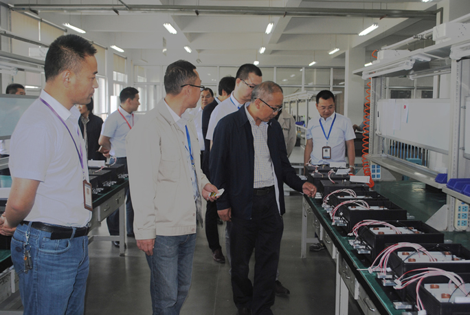 漢中經開區領導蒞臨西馳電氣參觀考察(圖2)