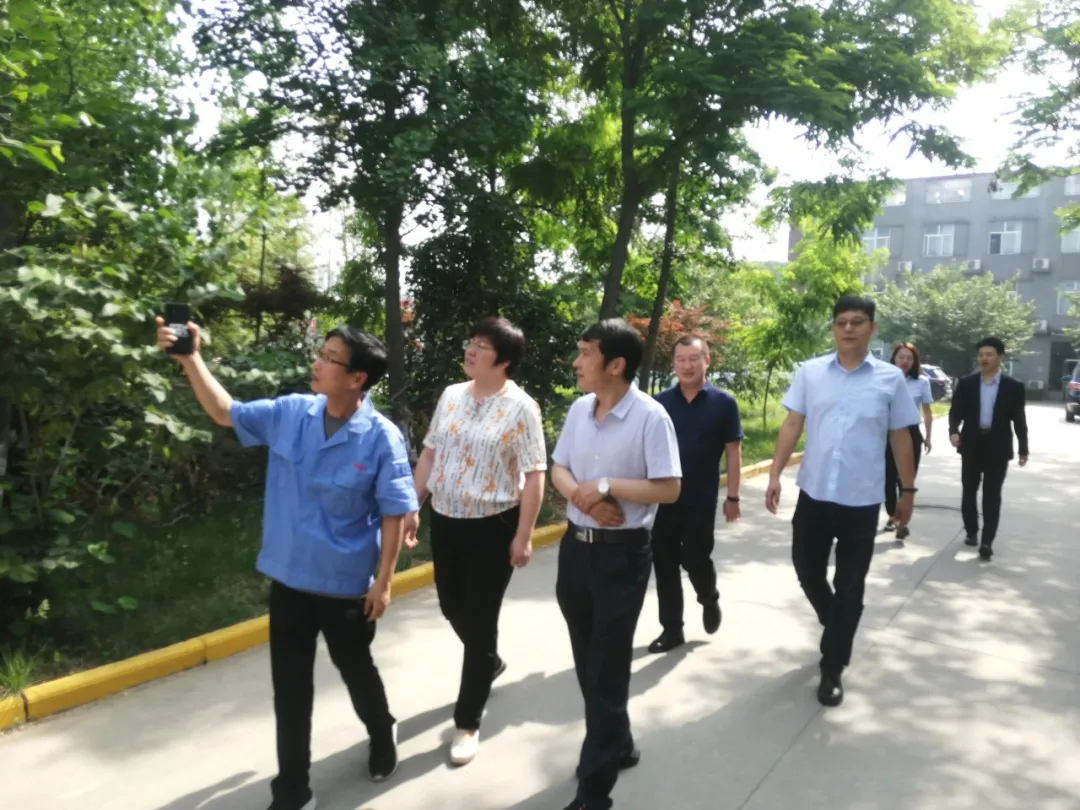 兵團第十一師領導蒞臨西馳電氣考察交流(圖3) 兵團第十一師領導蒞臨西馳電氣考察交流(圖3)