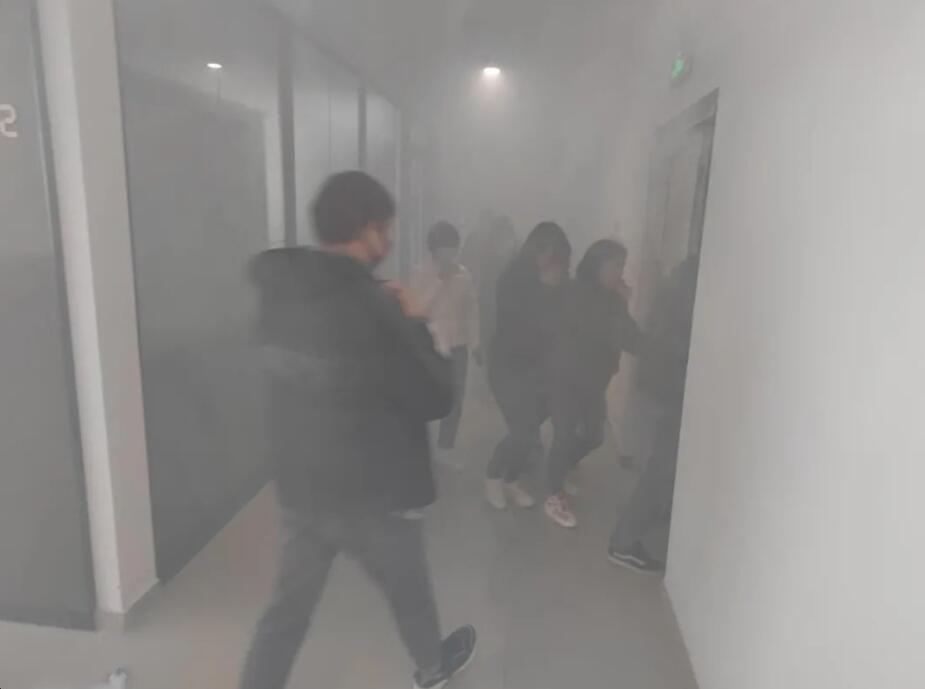 西馳電氣消防應(yīng)急演練實錄(圖2) 西馳電氣消防應(yīng)急演練實錄(圖2)